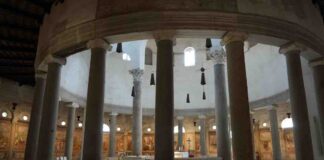 Santo Stefano Rotondo al Celio: Architettura e simbolismo nella Roma paleocristiana