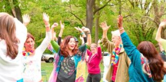 Yoga della Risata: la disciplina che insegna a ridere per ritrovare salute e serenità